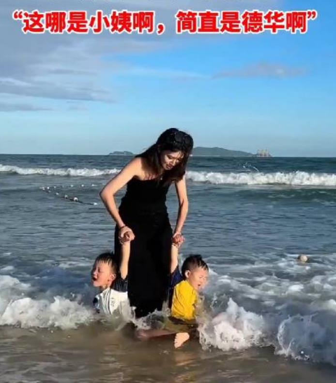 夫妻俩海边恩爱拍照小姨带娃在风中凌乱